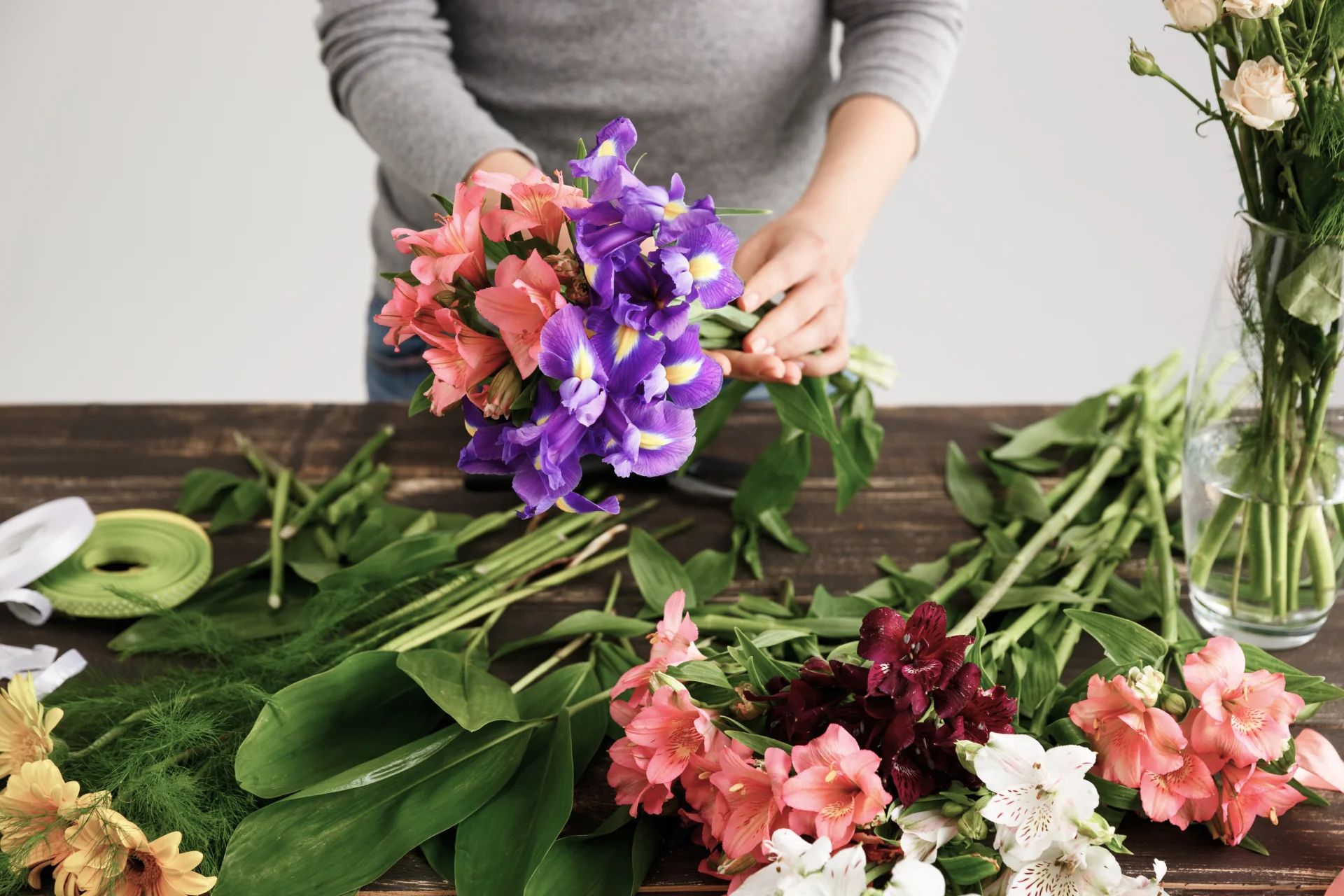 florist-making-bouquet-flowers-vase