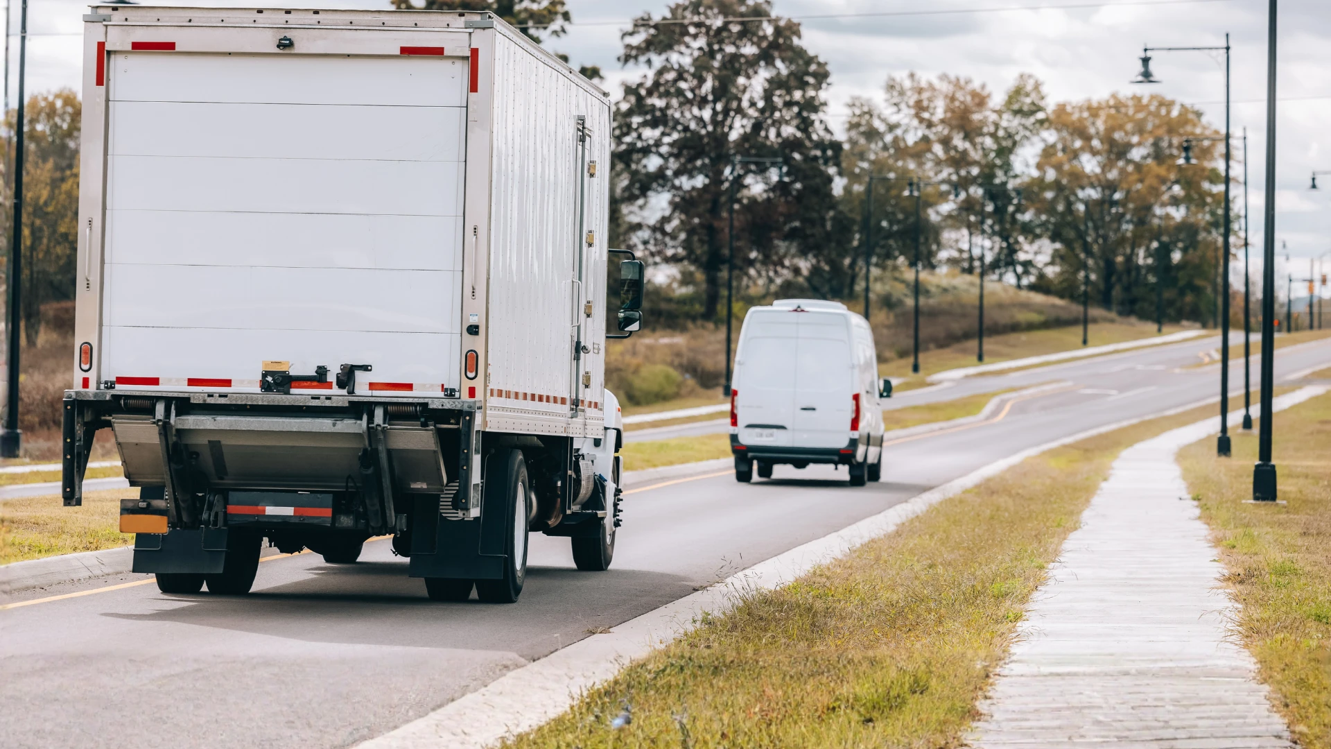 reefer van, refrigerated box truck, refrigerated small truck, small truckload, reefer stl, reefer truck, temperature-controlled logistics, temperature-controlled transport