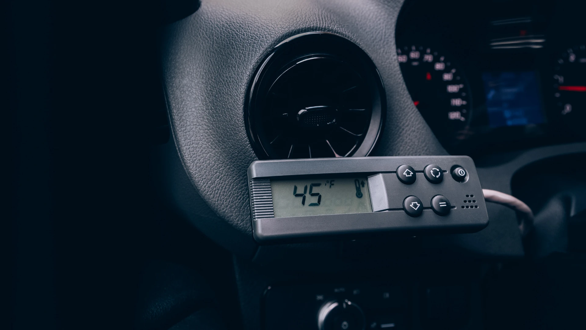 temperature monitoring in refrigerated freight, pharma shipping, transporting medicines, refrigerated van, reefer van, small reefer truck, refrigerated freight, refrigerated shipping, temperature-controlled logistics, cold chain